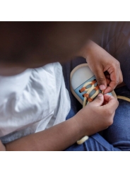 Ata el Zapato de Plan Toys - Aúpa Organics