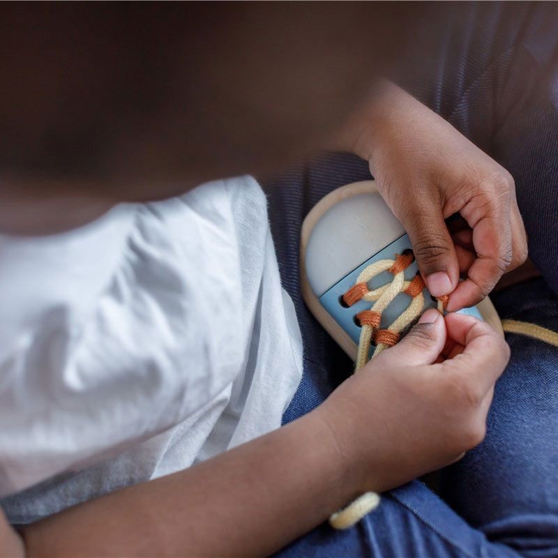 Ata el Zapato de Plan Toys - Aúpa Organics