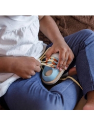 Ata el Zapato de Plan Toys - Aúpa Organics