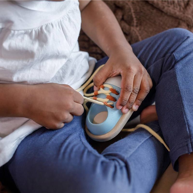 Ata el Zapato de Plan Toys - Aúpa Organics