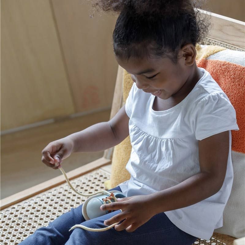 Ata el Zapato de Plan Toys - Aúpa Organics