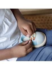 Ata el Zapato de Plan Toys - Aúpa Organics