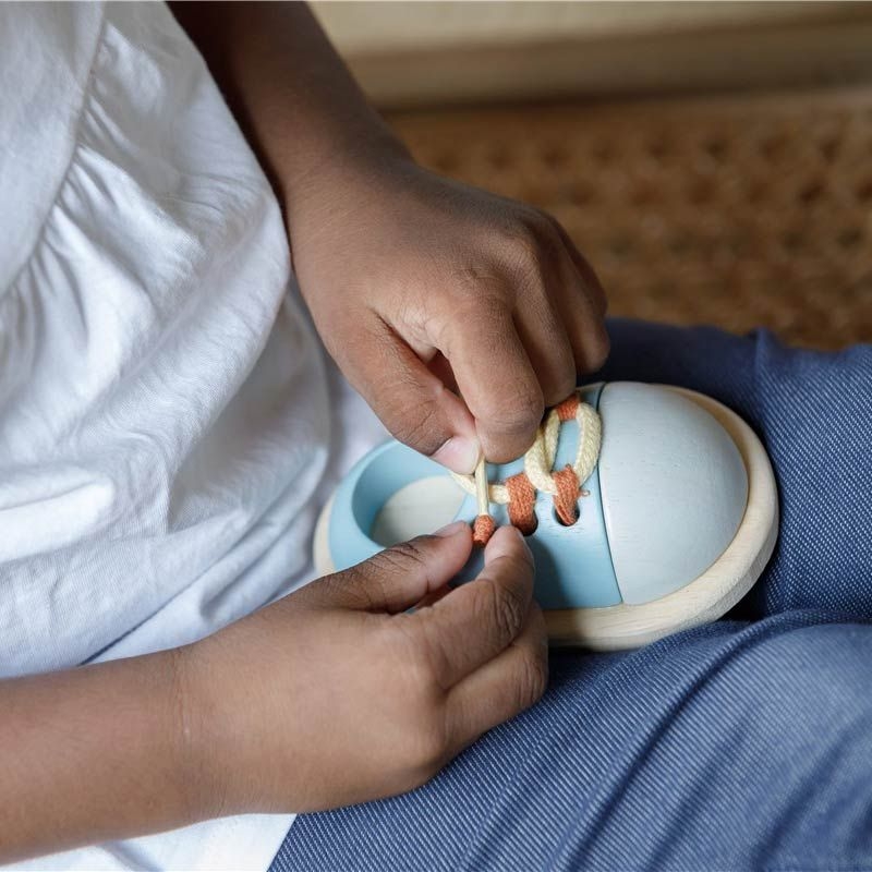 Ata el Zapato de Plan Toys - Aúpa Organics