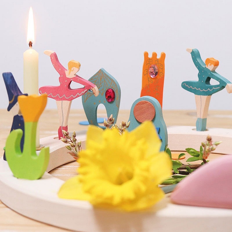 Bailarina Ruby Red Figura para el Anillo de Cumpleaños Grimm's - Aúpa Organics