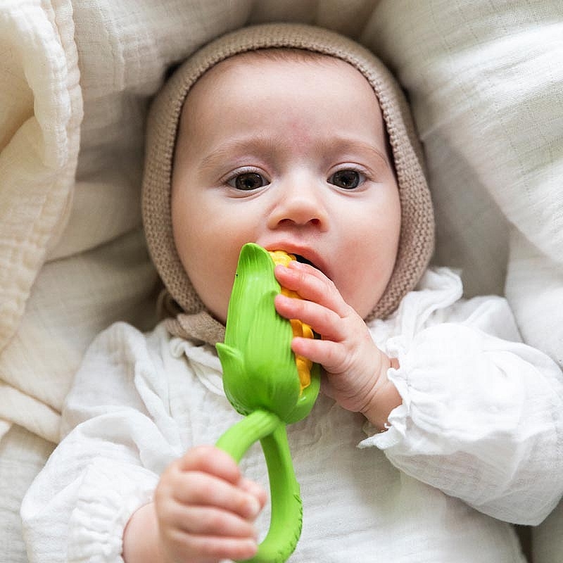 Sonajero de Caucho Natural Corn Maíz Oli&Carol - Aúpa Organics