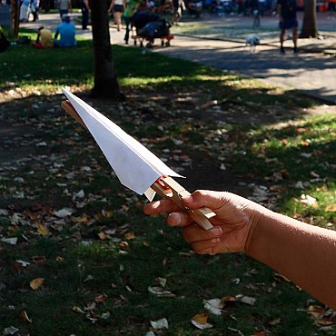 Lanzador de Aviones de Papel Huckleberry de Kikkerland - Aúpa Organics