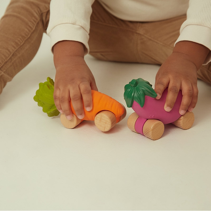 Coche de Juguete para Bebés The Strawberry Oli&Carol - Aúpa Organics