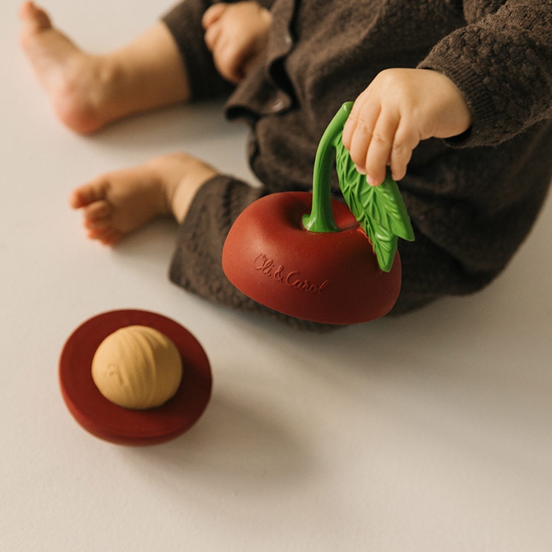 Cherry Juguete Apilable & Pelotita Sonajero Oli&Carol - Aúpa Organics