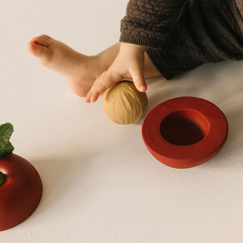 Cherry Juguete Apilable & Pelotita Sonajero Oli&Carol - Aúpa Organics