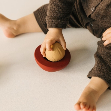 Cherry Juguete Apilable & Pelotita Sonajero Oli&Carol - Aúpa Organics