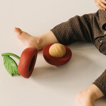 Cherry Juguete Apilable & Pelotita Sonajero Oli&Carol - Aúpa Organics