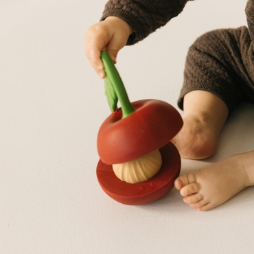 Cherry Juguete Apilable & Pelotita Sonajero Oli&Carol - Aúpa Organics