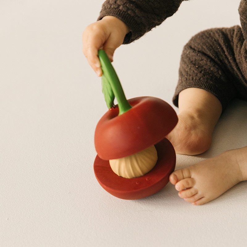 Cherry Juguete Apilable & Pelotita Sonajero Oli&Carol - Aúpa Organics