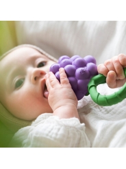 Sonajero de Caucho Natural Grape Uvas Oli&Carol - Aúpa Organics