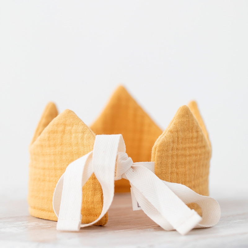 Corona de Cumpleaños de tela Mostaza de Monocrom - Aúpa Organics