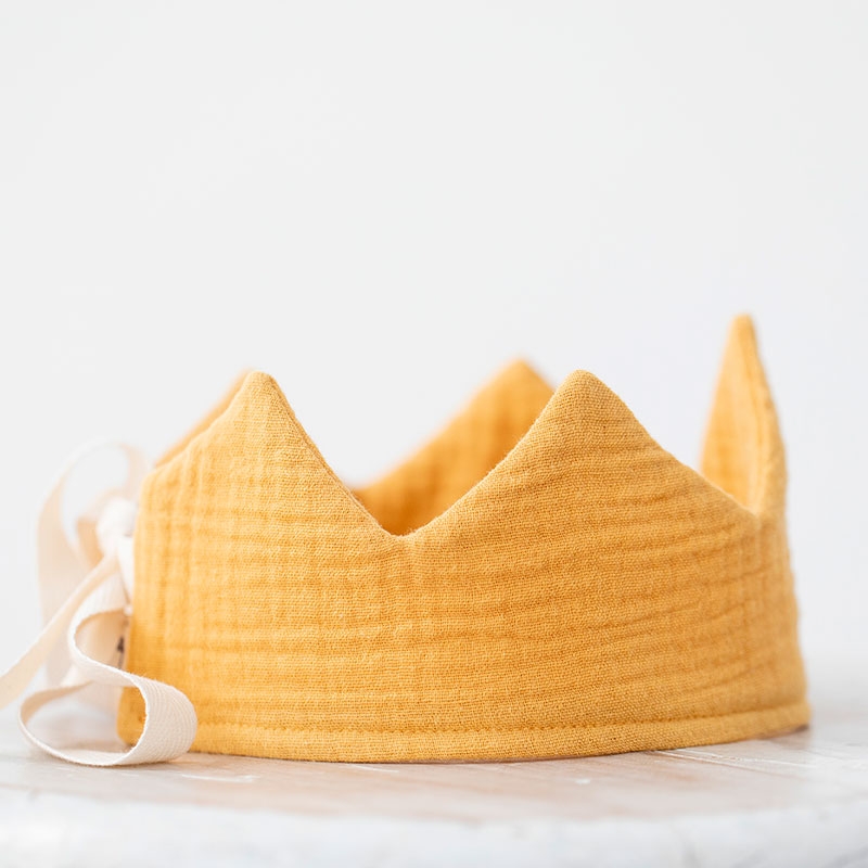 Corona de Cumpleaños de tela Mostaza de Monocrom - Aúpa Organics