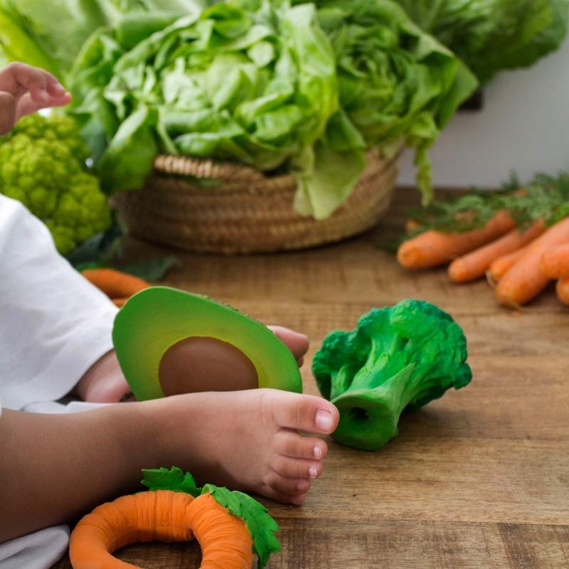 Mordedor de Caucho Natural Arnold El Aguacate Oli&Carol - Aúpa Organics