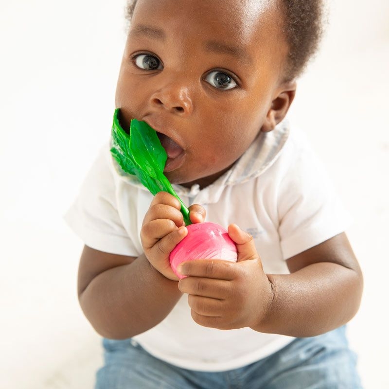 Mordedor de Caucho Natural Ramona El Rabanillo Oli&Carol - Aúpa Organics