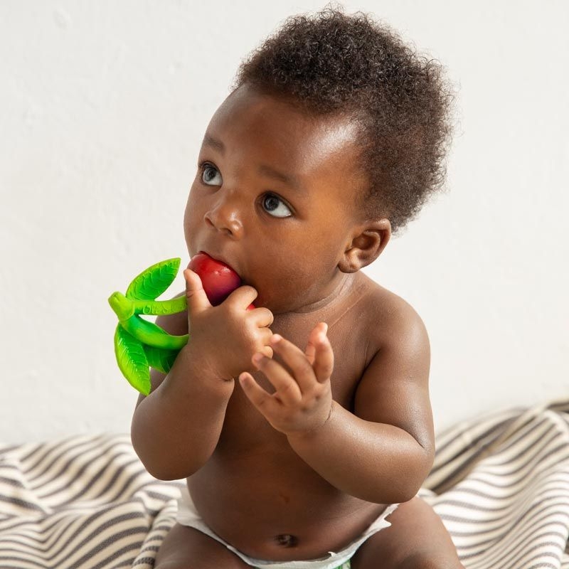 Mordedor de Caucho Natural Mery La Cereza Oli&Carol - Aúpa Organics